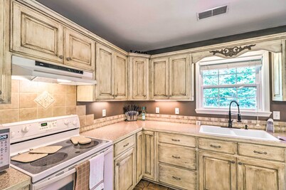 Higden Home w/ Furnished Porch, Spacious Yard