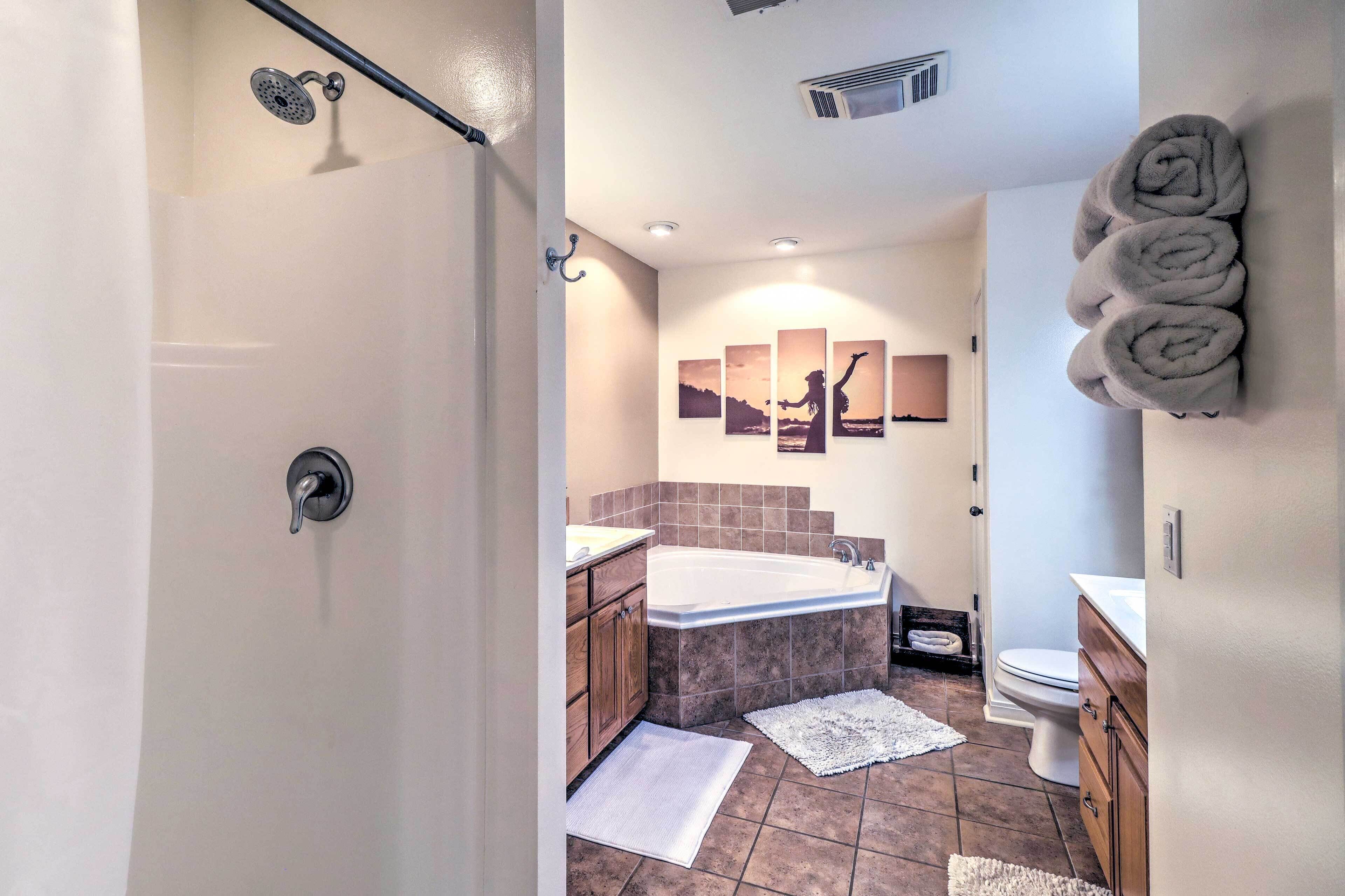 Une salle de bain moderne équipée d’une baignoire, de toilettes et d’une douche.