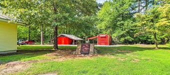 Higden Home w/ Furnished Porch, Spacious Yard