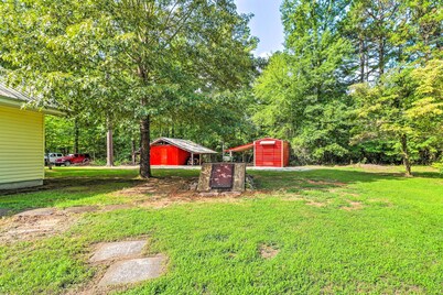 Higden Home w/ Furnished Porch, Spacious Yard