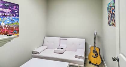 Higden Home w/ Furnished Porch, Spacious Yard