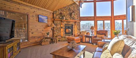 House (5 Bedrooms) | Living area | TV, fireplace, books