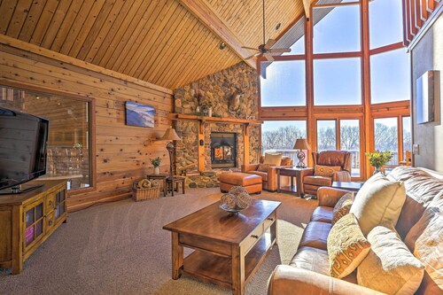 Lodge w/ Indoor Pool, Along Devil's Lake Park