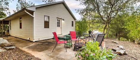Une maison de plain-pied dotée d’un patio couvert.