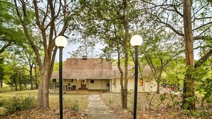 A pathway leading to a house surrounded by trees. - Historic Bruno 'hampton Creek Hideaway' on 2 Acres (Everton)