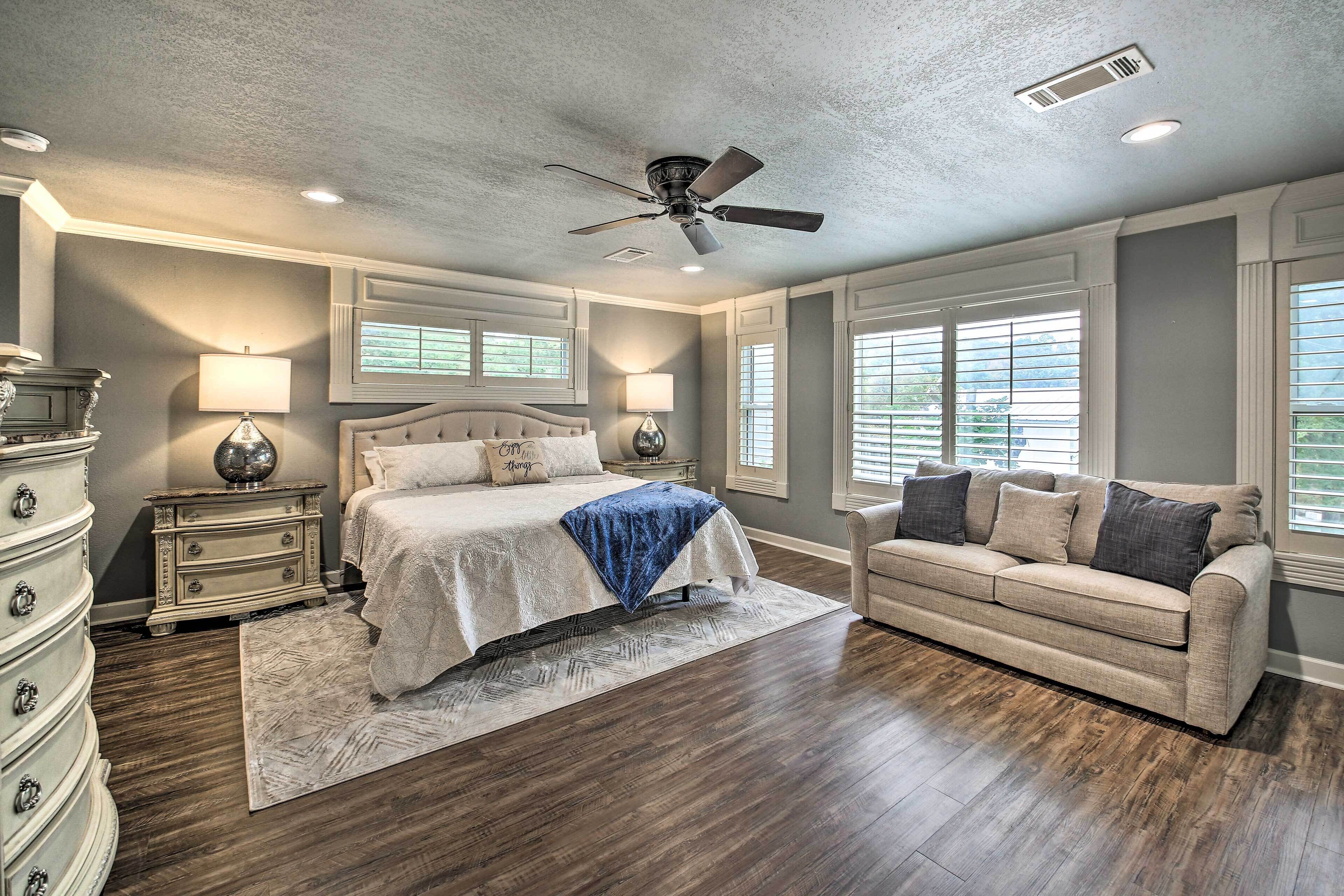 Luxe Home w/ Outdoor Kitchen on Lake Hamilton!