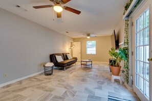 Interior - Lovely Little Rock Home w/ Fire Pit & Yard! (Little Rock)