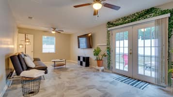 ํ์ฐ์ค (3 Bedrooms) | ๊ฑฐ์ค ๊ณต๊ฐ | TV