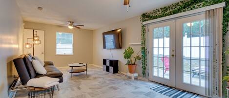 House (3 Bedrooms) | Living area