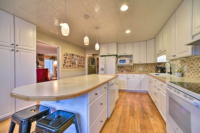 Home on 10 Acres: Perfect for MSU Football Weekend