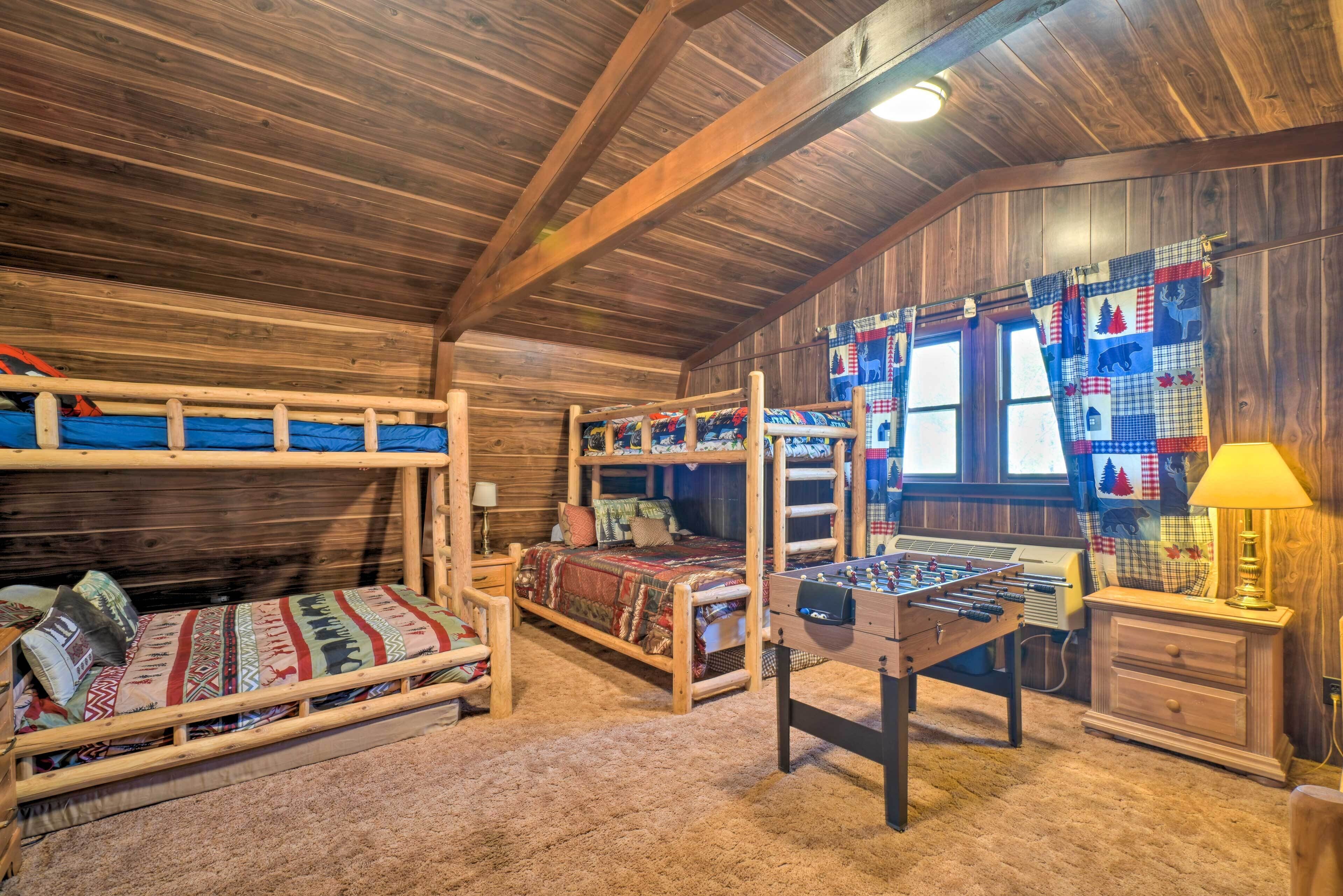 Un chalet confortable avec des lits superposés, une table de baby-foot et un intérieur chaleureux en bois.