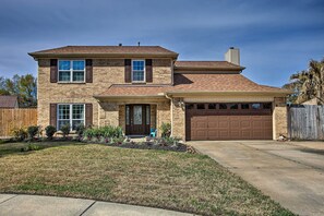 House (4 Bedrooms) | Front of property - Houston Home With Private Outdoor Pool! (Houston)