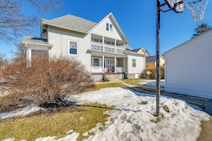 Apartment (2 Bedrooms) | Interior - Lake Michigan Vacation Rental: 1 Block to Marina! (Manitowoc)