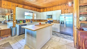 A modern kitchen with wooden cabinetry, stainless steel appliances, and a central island. - 'lochview Lodge' Idyllic Farmhouse in Grove! (Grove)