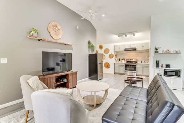 Casa (1 Bedroom) | Área de sala de estar | Televisión y chimenea 