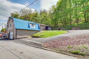 Interior - 7 Mi to Whitewater Rafting: Cozy Lansford Cabin! (Lansford)