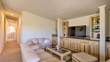 House (5 Bedrooms) | Interior