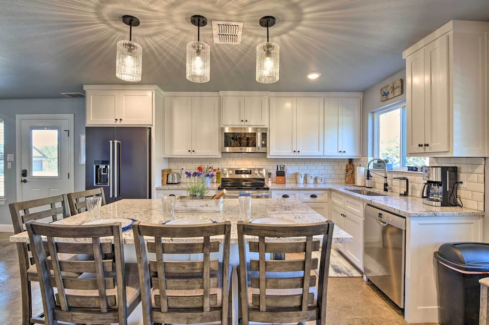 Hot Tub & Fire Pit! Cozy Granbury Escape Near Lake - DeCordova, TX