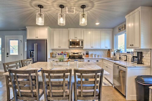 Hot Tub & Fire Pit! Cozy Granbury Escape Near Lake