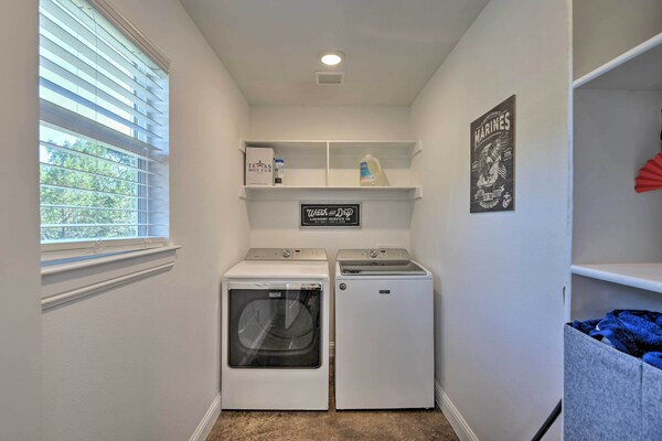 Hot Tub & Fire Pit! Cozy Granbury Escape Near Lake - Granbury, TX