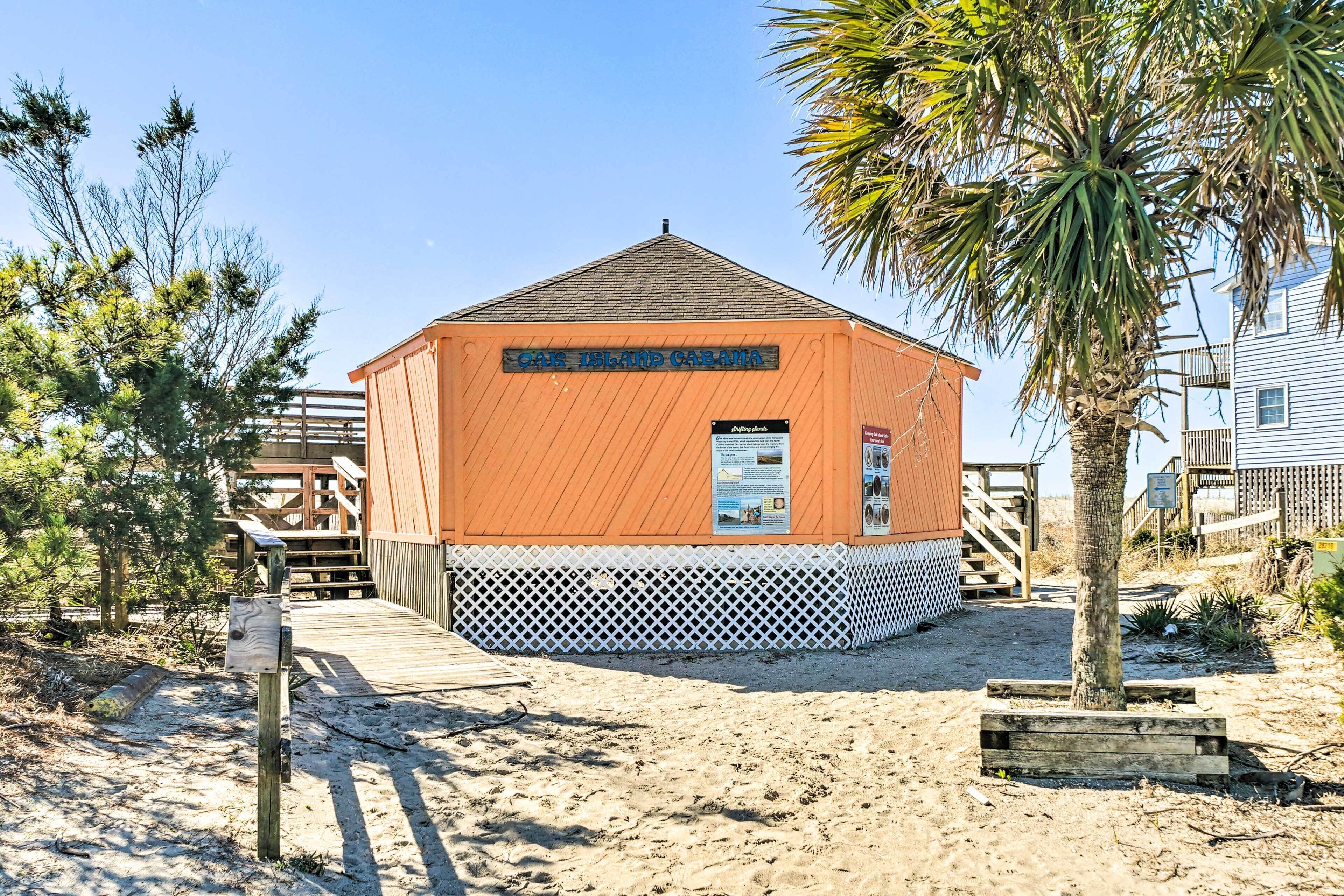 En træbygning med et skilt, der siger "CARS, ISLAND CABANA", og en træterrasse, der fører hen til den.