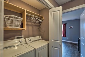 Interior - 'park City on the Water' Townhome w/ Hot Tub! (Wichita)