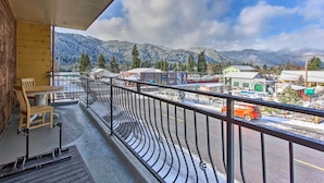 A balcony with a view of a town and mountains. - Oregon Getaway by Willamette National Forest! (Oakridge)