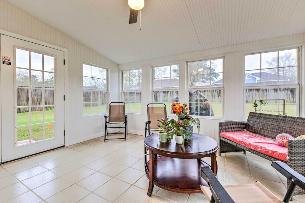 Ocean Springs Home w/ Sunroom ~ 5 Mi to Beach - Vancleave, MS
