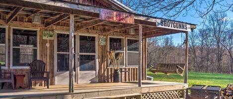 Un bâtiment rustique en bois, doté d’un porche, d’une enseigne indiquant « Garry Dixon Cook Shack » et d’une autre enseigne pour « Shotguns ».