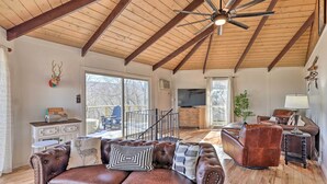 TV, fireplace - Rustic Beech Mtn Cabin < 1 Mi to Ski Resort! (Banner Elk)