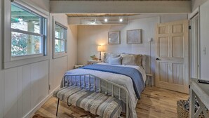 4 bedrooms, laptop workspace, iron/ironing board, bed sheets - Rustic Beech Mtn Cabin < 1 Mi to Ski Resort! (Banner Elk)