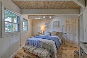 4 室のベッドルーム、ノートパソコン用作業スペース、アイロン / アイロン台、ベッドシーツ