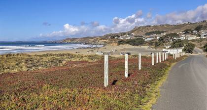 Remodeled Home w/ Spa & Deck: Walk to Dillon Beach