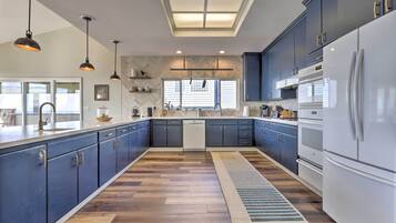 House (4 Bedrooms) | Private kitchen | Microwave, oven, stovetop, dishwasher