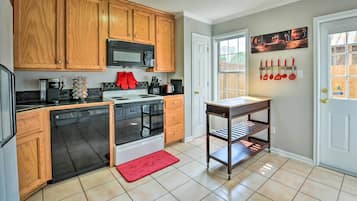Apartment (2 Bedrooms) | Private kitchen | Microwave, oven, stovetop, dishwasher