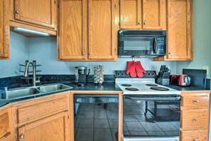 Apartment (2 Bedrooms) | Private kitchen | Microwave, oven, stovetop, dishwasher - Pet-friendly Lafayette Vacation Rental! (Lafayette)