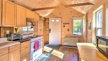 House (2 Bedrooms) | Private kitchen | Microwave, oven, stovetop, spices