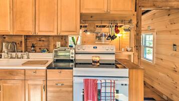 House (2 Bedrooms) | Private kitchen | Microwave, oven, stovetop, spices