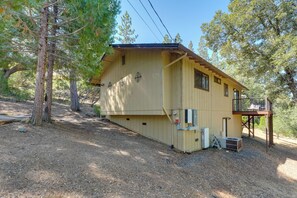 House (2 Bedrooms) | Interior - Serene Groveland Cabin Rental Near Yosemite! (Groveland)