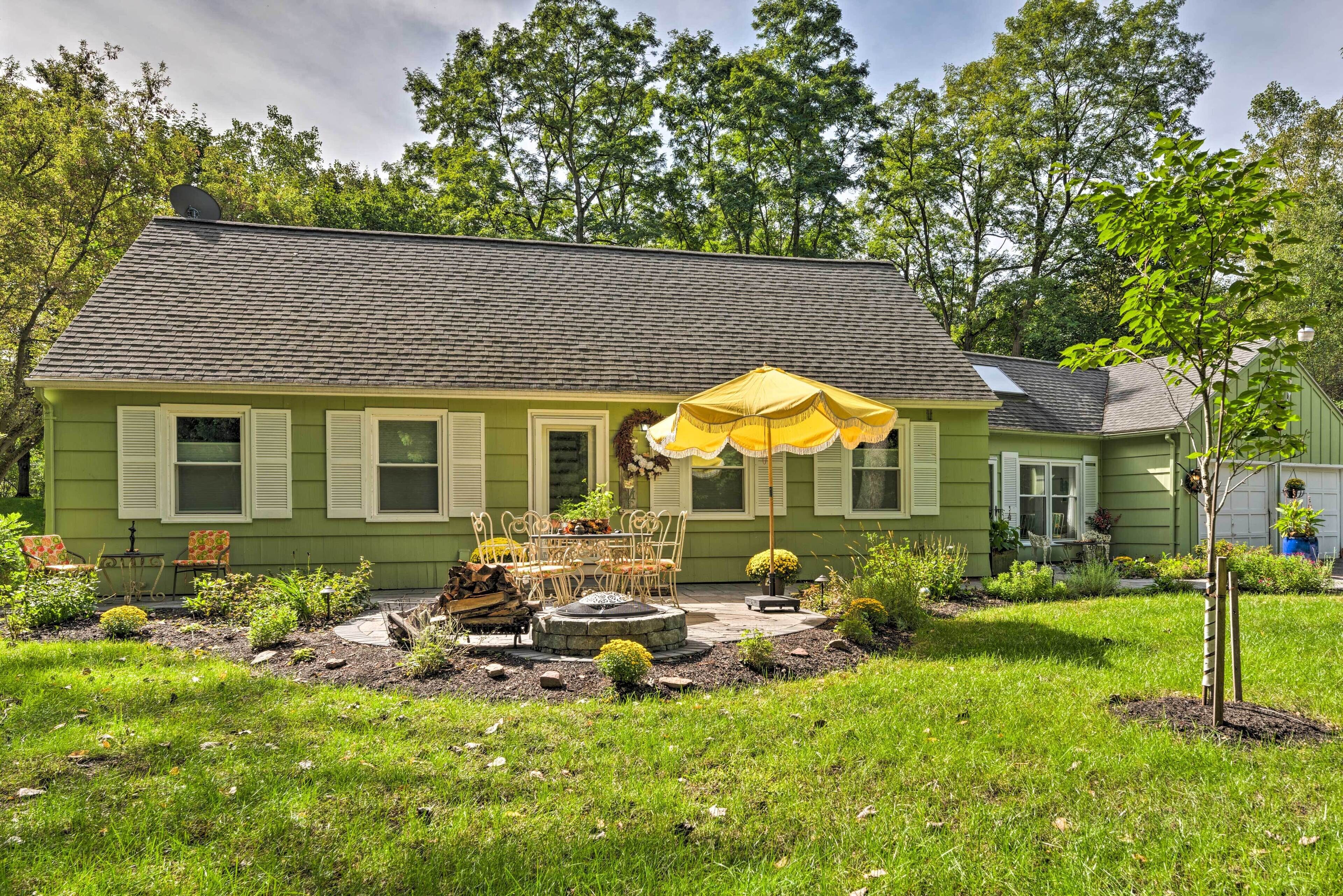 Pittsford Trolley Home - Near Erie Canal!