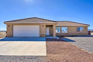 Exterior - Pahrump Vacation Rental w/ Mountain Views! (Pahrump)