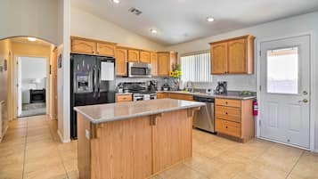Casa (3 Bedrooms) | Cocina privada | Microondas, horno, parrilla de estufa y lavavajillas