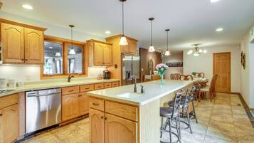 House (4 Bedrooms) | Interior