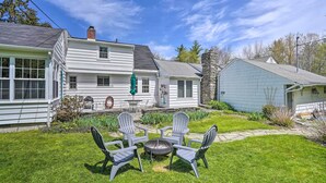 A house with a patio area featuring outdoor seating and a fire pit. - Quaint Woodstock Escape - 2 Mi to Tinker St! (West Hurley)