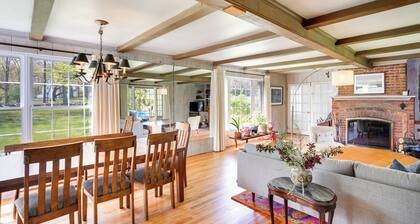 Quaint Woodstock Escape - 2 Mi to Tinker St!