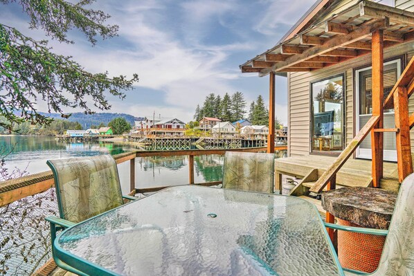 Outdoor dining - Serene Seldovia Cabin w/ Deck, Grill & Views! (Seldovia)