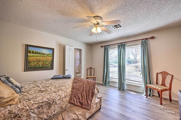 Villa (4 Bedrooms) | Interior - 7 Mi to Lake: Expansive Rogers Villa w/ Pond! (Rogers)