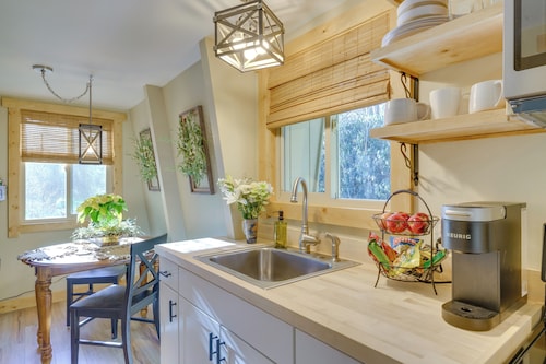 1 Mi to Sugar Mountain! Cozy Lodge-style Condo