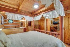 Interior - 7 Mi to The Island in Pigeon Forge: Relaxing Cabin (Sevierville)