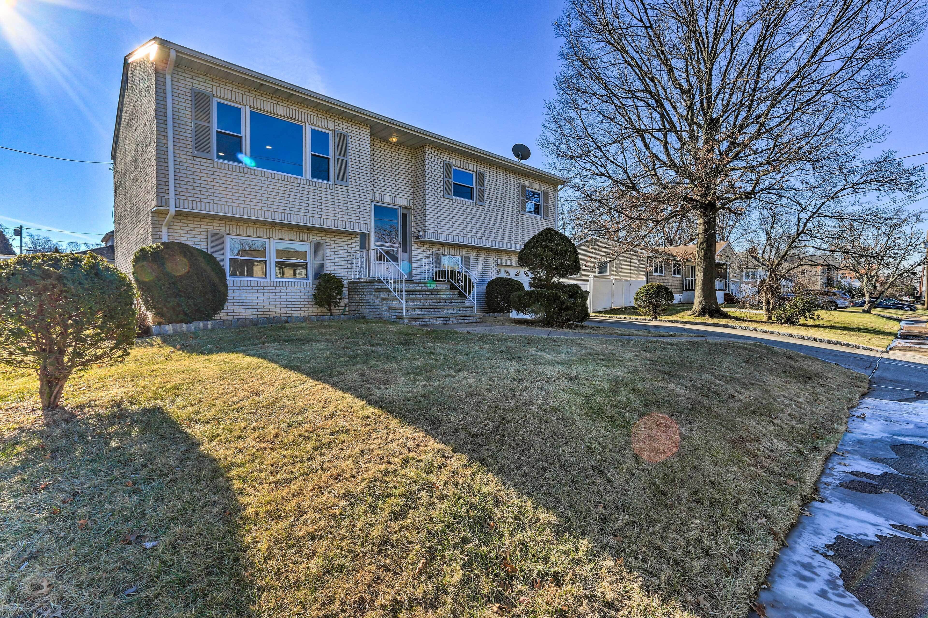 Spacious Home ~ 11 Mi to Staten Island!